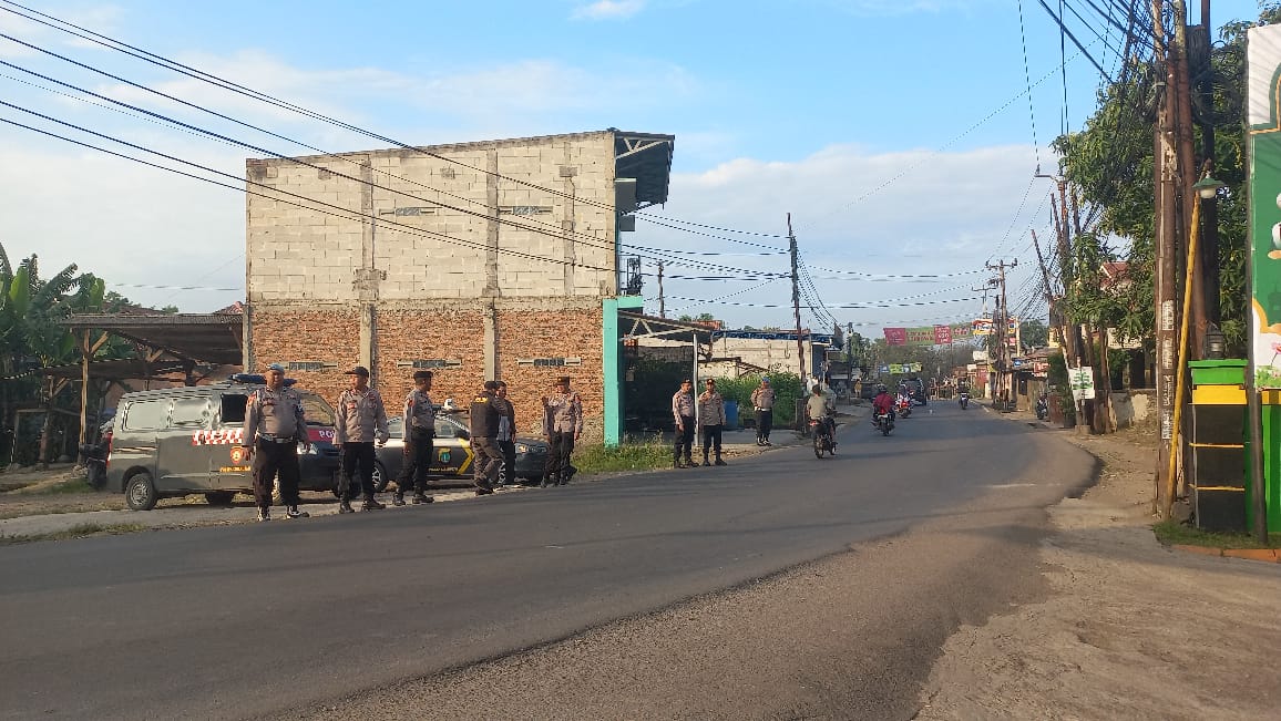 Polsek Cibarusah Siap Amankan Wilayah, Lakukan Penyekatan Antisipasi Aksi Unjuk Rasa
