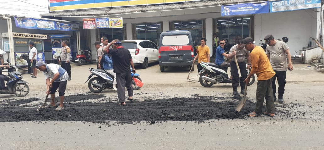 Sukasari Lebih Nyaman, Polsek Serang Baru Lakukan Pengaspalan Jalan