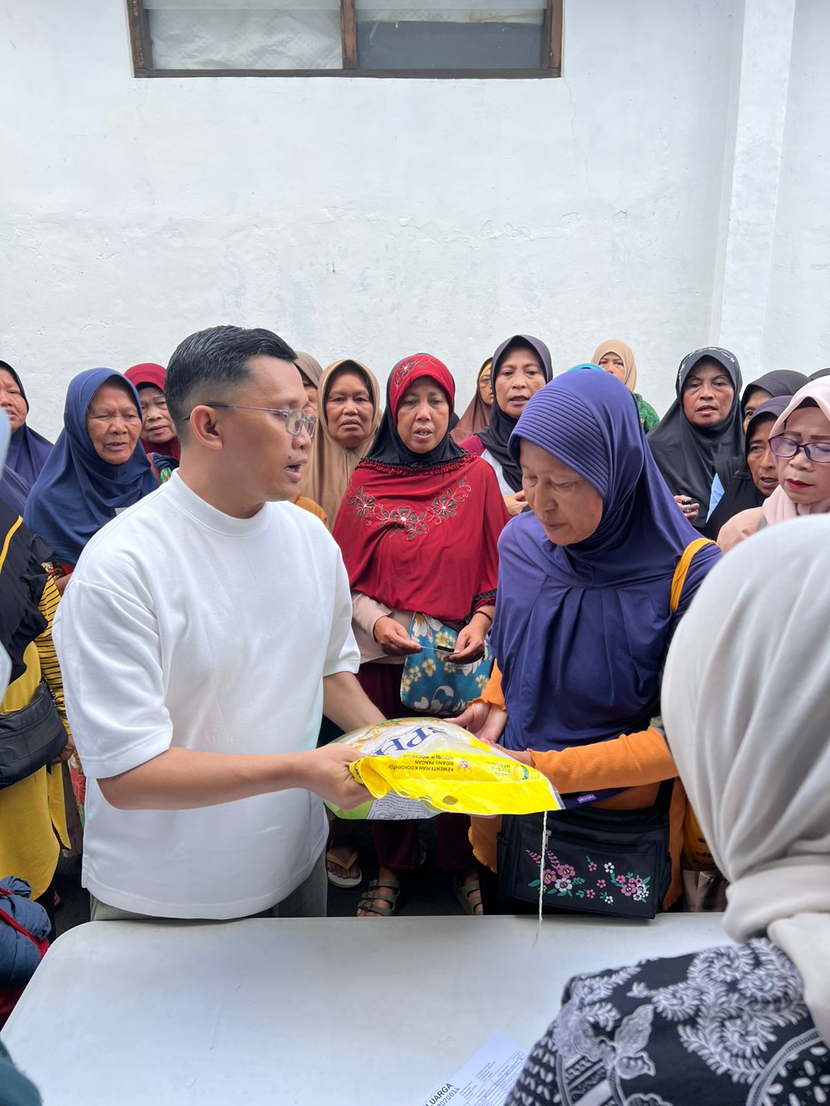 Hendra Ciho dan Yayasan Hanjuang Putra Kembali Salurkan Bantuan Sembako untuk Warga Kurang Mampu