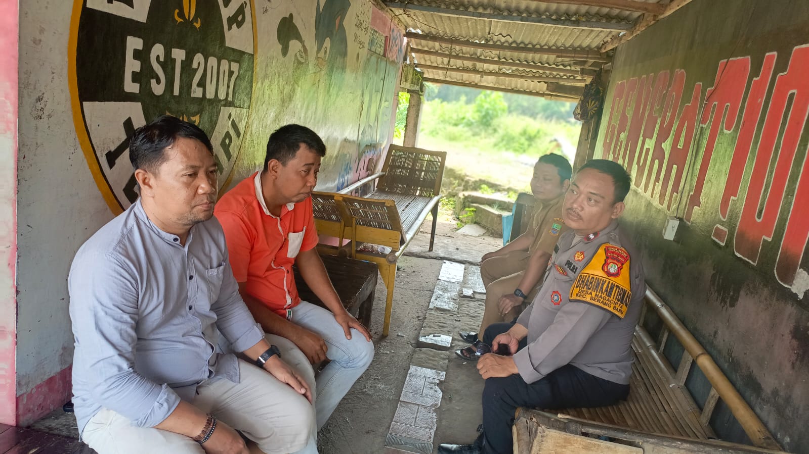 Bhabinkamtibmas Sambangi Tokoh Masyarakat, Imbau Waspada Pencurian dan Penipuan Online
