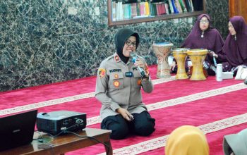 Kapolsek Tambun Selatan Hadiri Pengajian Taklim Bulanan, Tekankan Peran Ibu Dalam Menjaga Kesehatan Mental Keluarga Kapolsek Tambun Selatan Hadiri Pengajian Taklim Bulanan, Tekankan Peran Ibu Dalam Menjaga Kesehatan Mental Keluarga