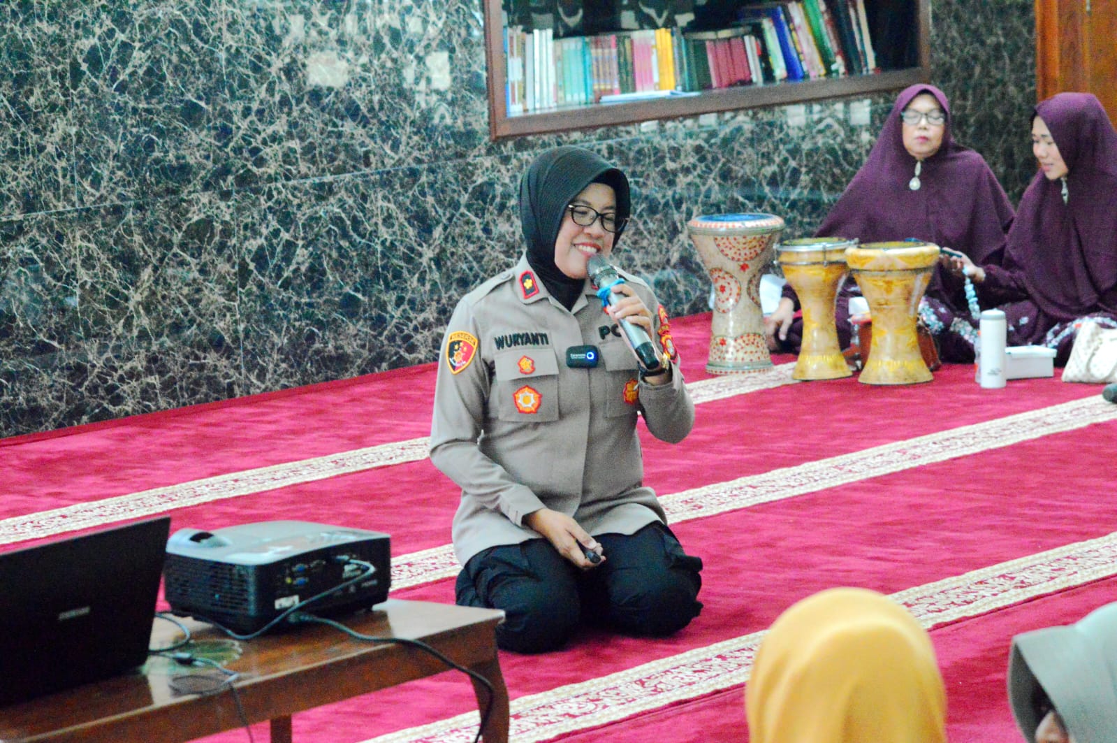Kapolsek Tambun Selatan Hadiri Pengajian Taklim Bulanan, Tekankan Peran Ibu Dalam Menjaga Kesehatan Mental Keluarga