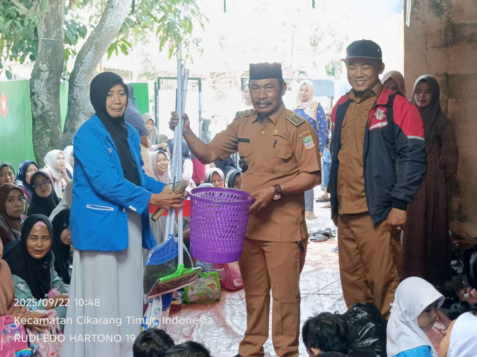 Kades Karangsari H.Bqo Umbara Bersosialisasi Mendatangi (PAUD) Karena Kepedulian nya Terhadap anak-anak Usia Dini