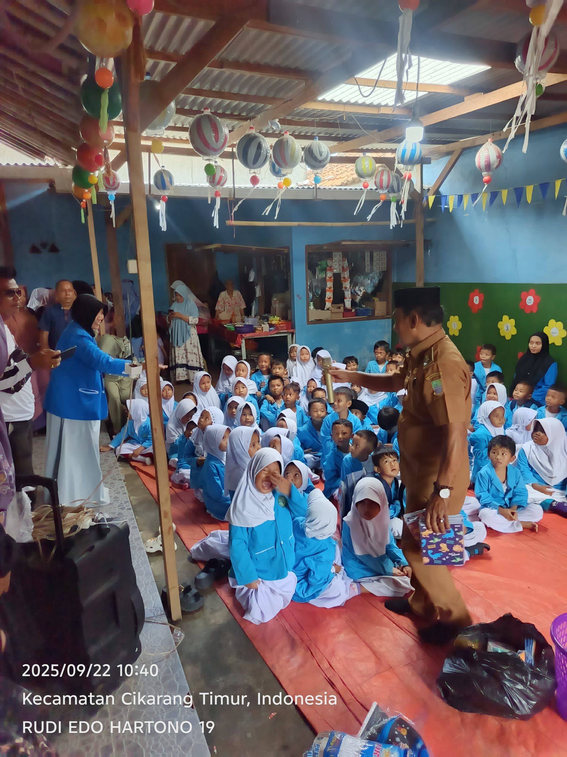Kades Karangsari H.Bqo Umbara Bersosialisasi Mendatangi (PAUD) Karena Kepedulian nya Terhadap anak-anak Usia Dini
