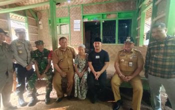 Bupati Bekasi Ade Kuswara Kunang Tunjukkan Kepedulian, Kunjungi Ibu Khodijah yang Tinggal di Rumah Tidak Layak Huni Bupati Bekasi Ade Kuswara Kunang Tunjukkan Kepedulian, Kunjungi Ibu Khodijah yang Tinggal di Rumah Tidak Layak Huni