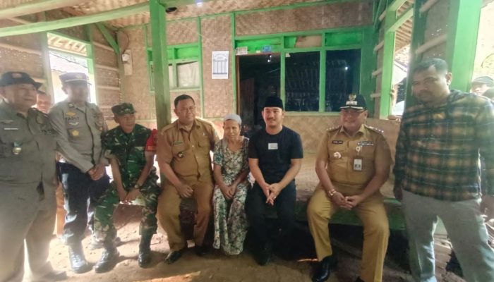 Bupati Bekasi Ade Kuswara Kunang Tunjukkan Kepedulian, Kunjungi Ibu Khodijah yang Tinggal di Rumah Tidak Layak Huni