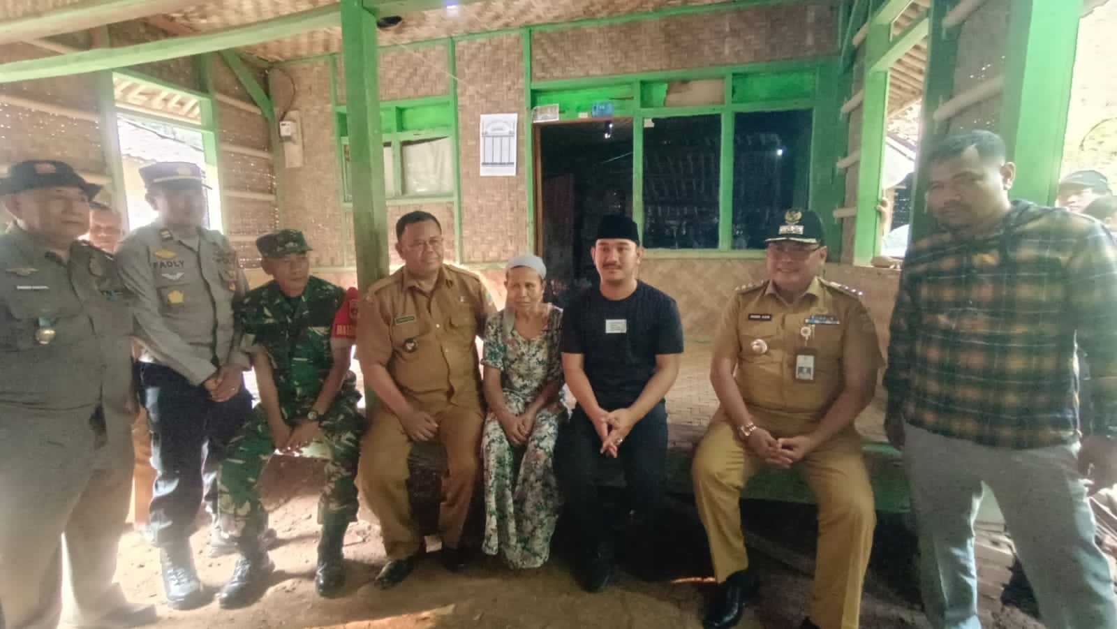 Bupati Bekasi Ade Kuswara Kunang Tunjukkan Kepedulian, Kunjungi Ibu Khodijah yang Tinggal di Rumah Tidak Layak Huni