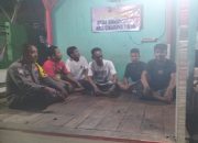 Sinergi Keamanan Desa Karangsari: Bhabinkamtibmas Sambangi Poskamling