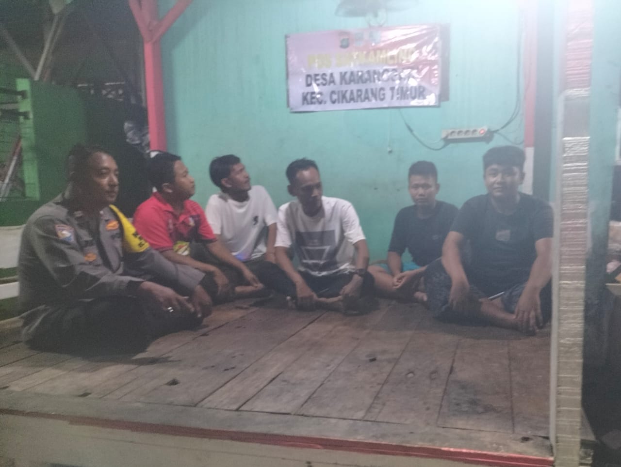 Sinergi Keamanan Desa Karangsari: Bhabinkamtibmas Sambangi Poskamling