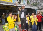 Partai Golkar Menyongsong HUT ke 61  Membagi Sembako ke Abang Becak 
