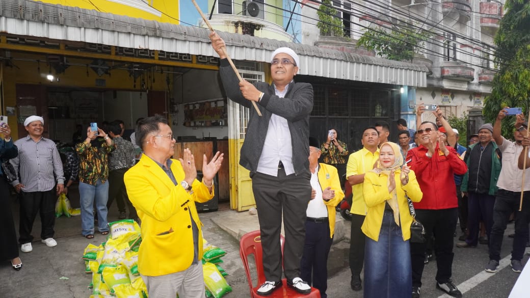 Partai Golkar Menyongsong HUT ke 61  Membagi Sembako ke Abang Becak 