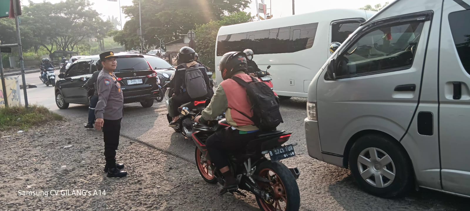 Kapolsek Cikarang Timur: Menyapa Warga di Tengah Kesibukan Pagi