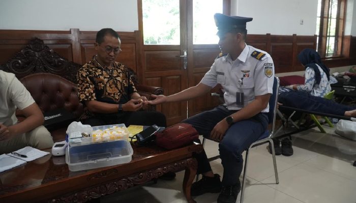 Penumpang Rela Tunda Perjalanan Demi Donor Darah di Stasiun Kereta Api Jawa Tengah
