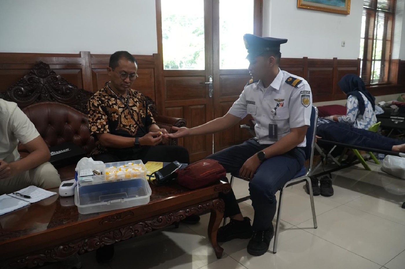 Penumpang Rela Tunda Perjalanan Demi Donor Darah di Stasiun Kereta Api Jawa Tengah