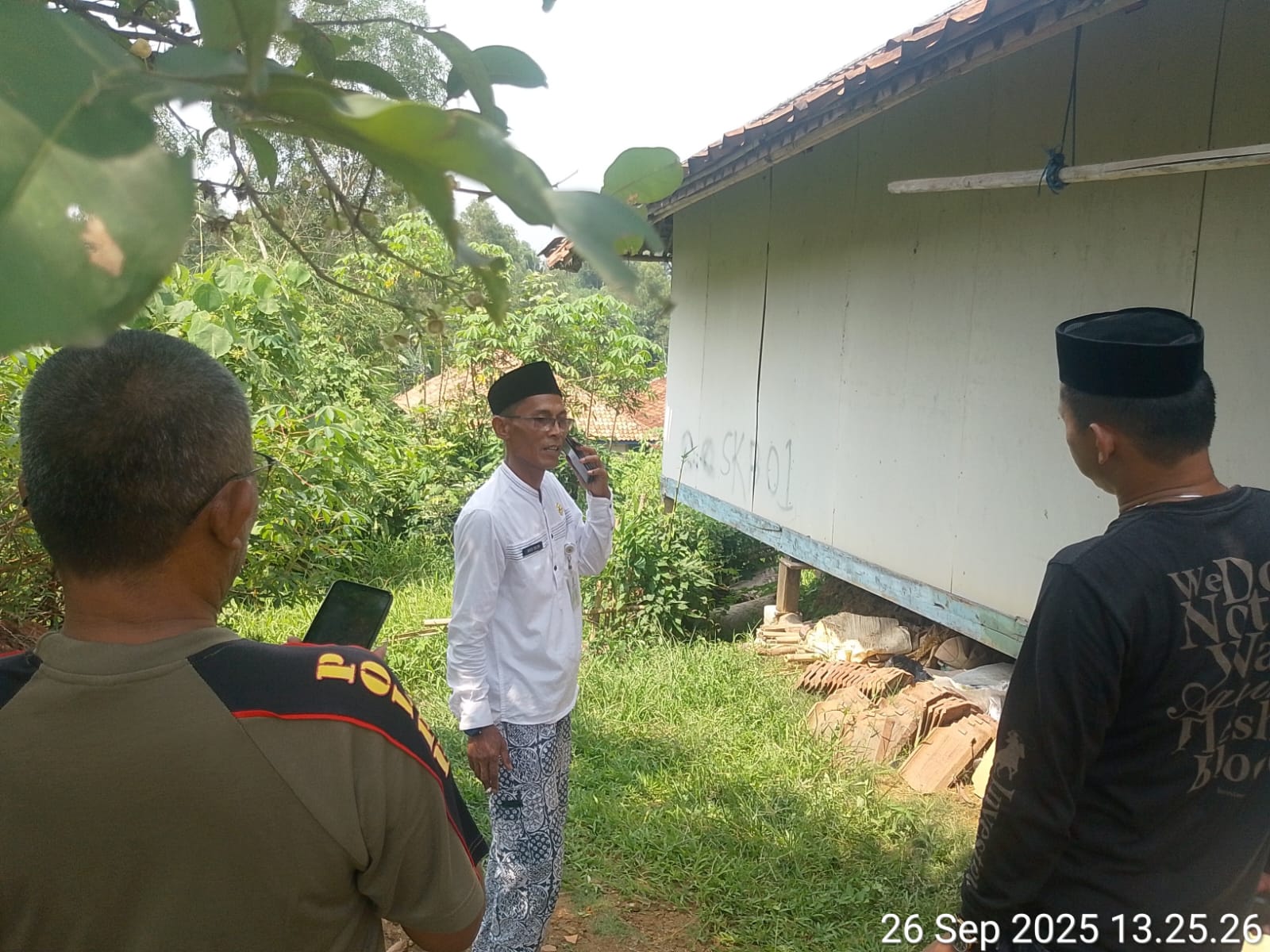 Kasi Trantib Bojongmangu Tinjau Laporan Tanah Bergerak di Desa Sukabungah