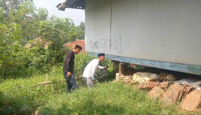 Kasi Trantib Bojongmangu Tinjau Laporan Tanah Bergerak di Desa Sukabungah