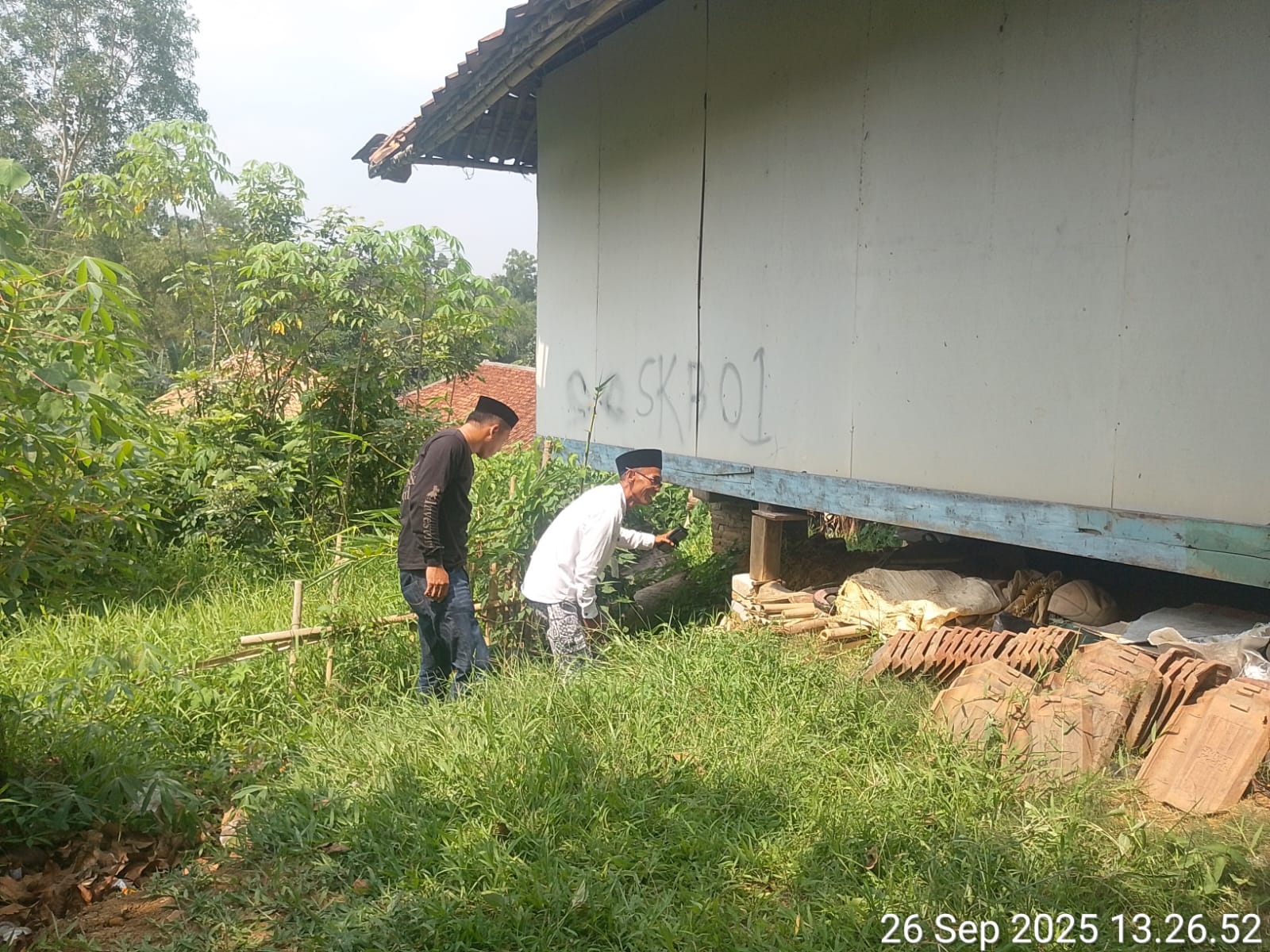 Kasi Trantib Bojongmangu Tinjau Laporan Tanah Bergerak di Desa Sukabungah