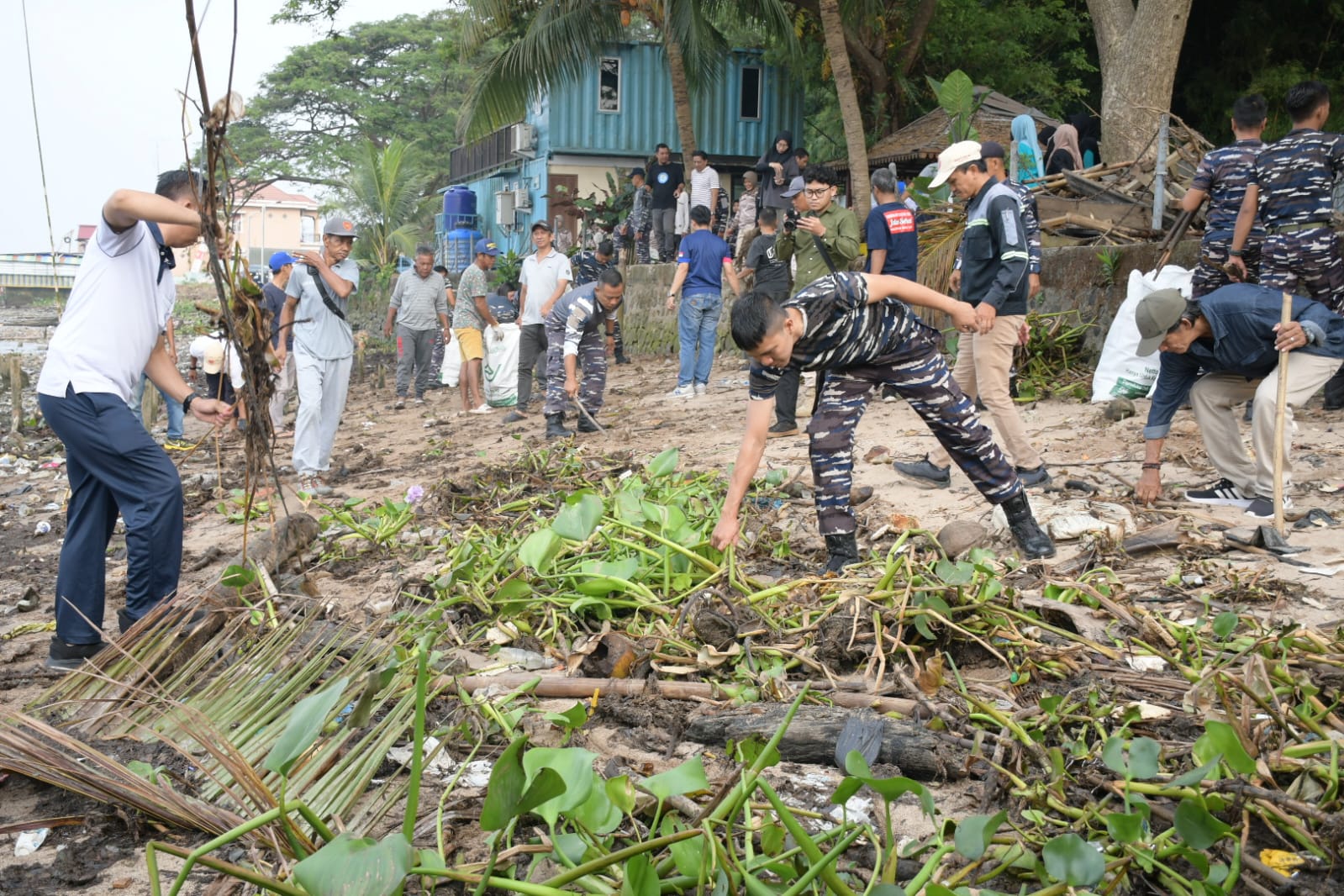 Sambut HUT TNI ,Lanal Palembang Ajak Warga Bersih-Bersih Sungai Musi
