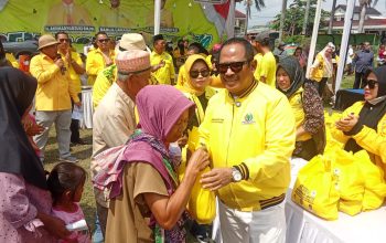 HUT Partai Golkar ke- 61 DPD Golkar Kabupaten Bekasi Bagikan Ribuan Paket Sembako