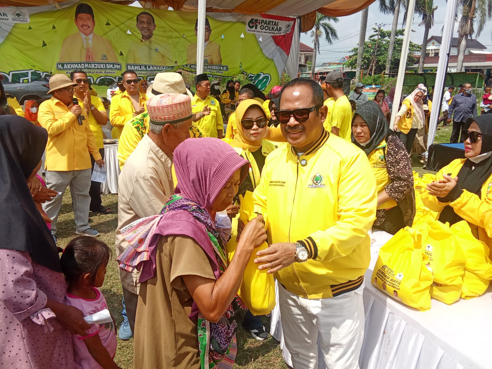 HUT Partai Golkar ke- 61 DPD Golkar Kabupaten Bekasi Bagikan Ribuan Paket Sembako