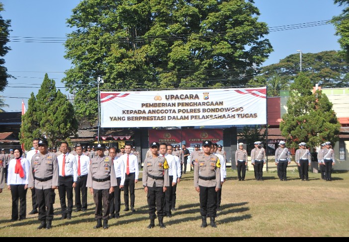 Kapolres Bondowoso Berikan Penghargaan Kepada 18 Anggota Berprestasi