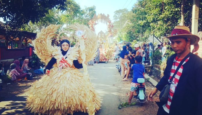 Karnaval HUT ke-80 RI di Karangmelok: Ribuan Warga Tumpah Ruah, Kepala Desa Jadi Simbol Persatuan