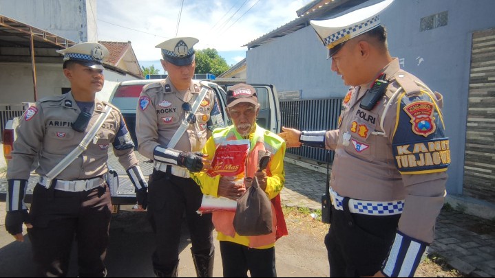 Satlantas Polres Bondowoso gelar bakti sosial untuk ojol, tukang becak, dan supoltas, wujud kepedulian Polri kepada masyarakat kecil