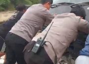Kapolsek Cikarang Timur Tunjukkan Kepedulian, Bantu Dorong Mobil Warga yang Mogok