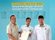 Penyerahan Akta Ikrar Wakaf Desa Kalianyar di KUA Tamanan