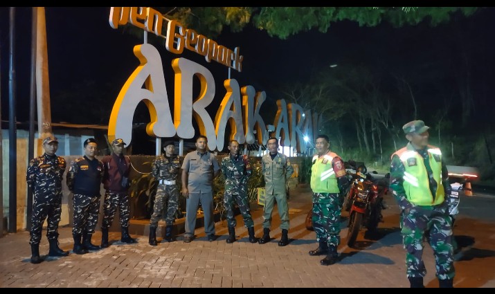 Wujud Kebersamaan, Babinsa dan Banser Menyapa Warga Lewat Patroli Malam