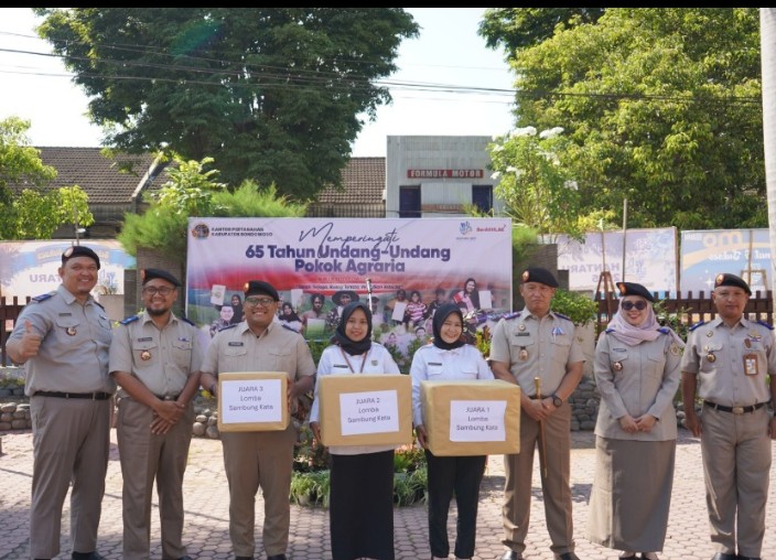 Pembagian Hadiah Lomba 17-an dan Fashion Show Pakaian Adat