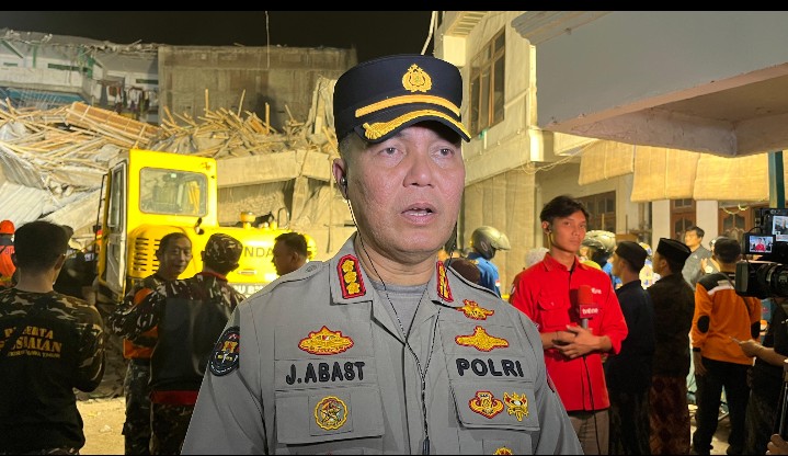 Polda Jatim Bantu Evakuasi Korban Runtuhnya Bangunan Pesantren di Sidoarjo