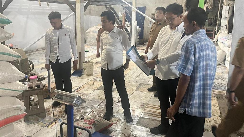 Lebih dari 10 Tahun Beroperasi, Pabrik Beras Oplosan Merk Terkenal Berhasil Dibongkar