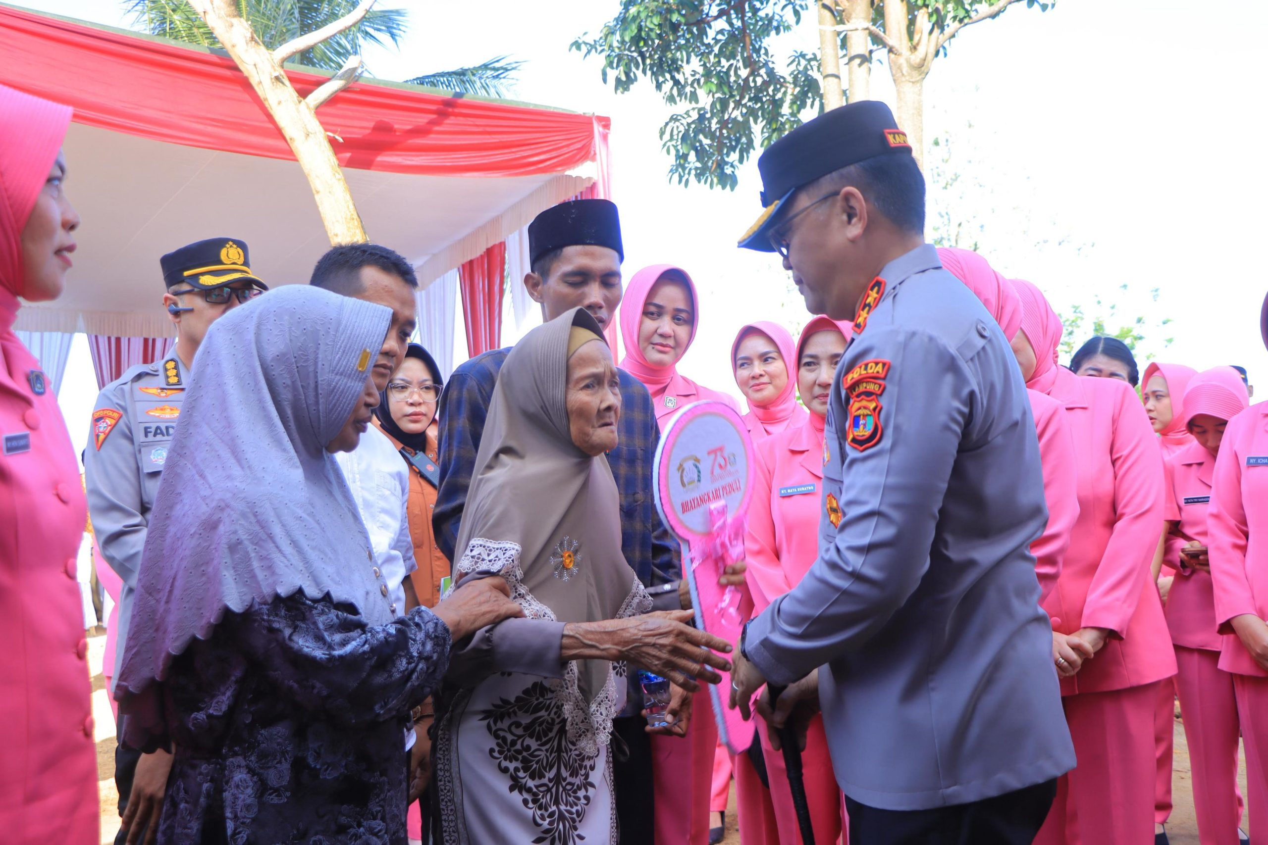 Polda Lampung Resmikan Bedah Rumah Dan Salurkan Bantuan Sosial Dalam Rangka HKGB Ke-73