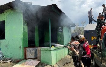 Polri Dan TNI Bahu Membahu Padamkan  Kebakaran  Di  Komplek  Kodam Lama  Jayapura