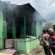 Polri Dan TNI Bahu Membahu Padamkan Kebakaran Di Komplek Kodam Lama Jayapura
