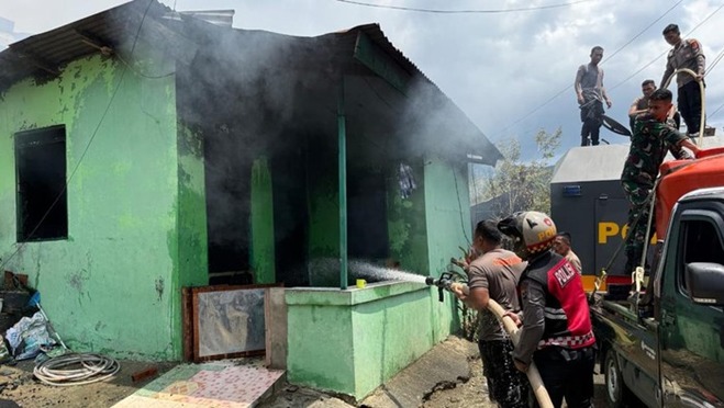 Polri Dan TNI Bahu Membahu Padamkan Kebakaran Di Komplek Kodam Lama Jayapura