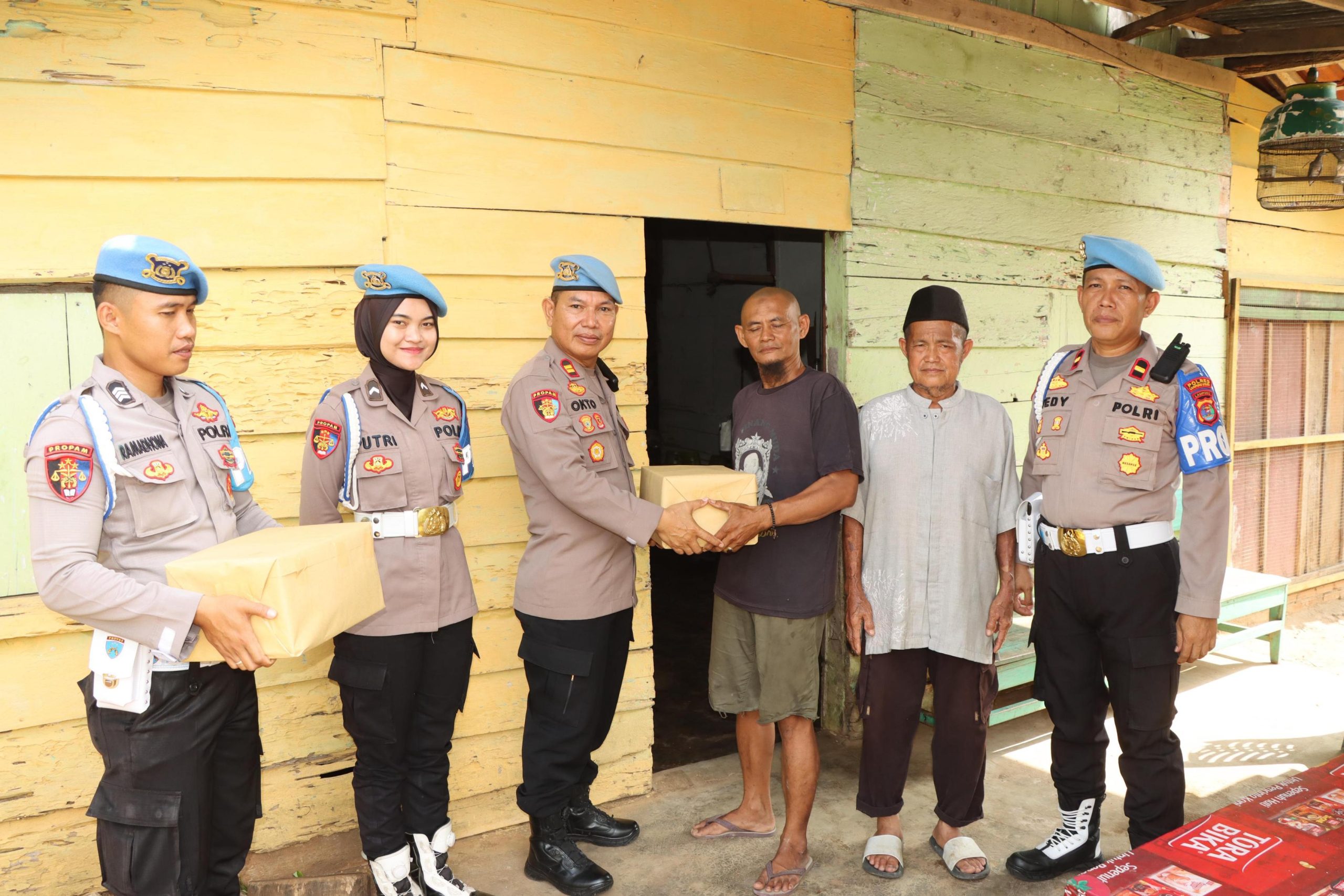Sambut Hari Propam Polri Ke-23 Propam Polres Lampung Utara Gelar Bansos
