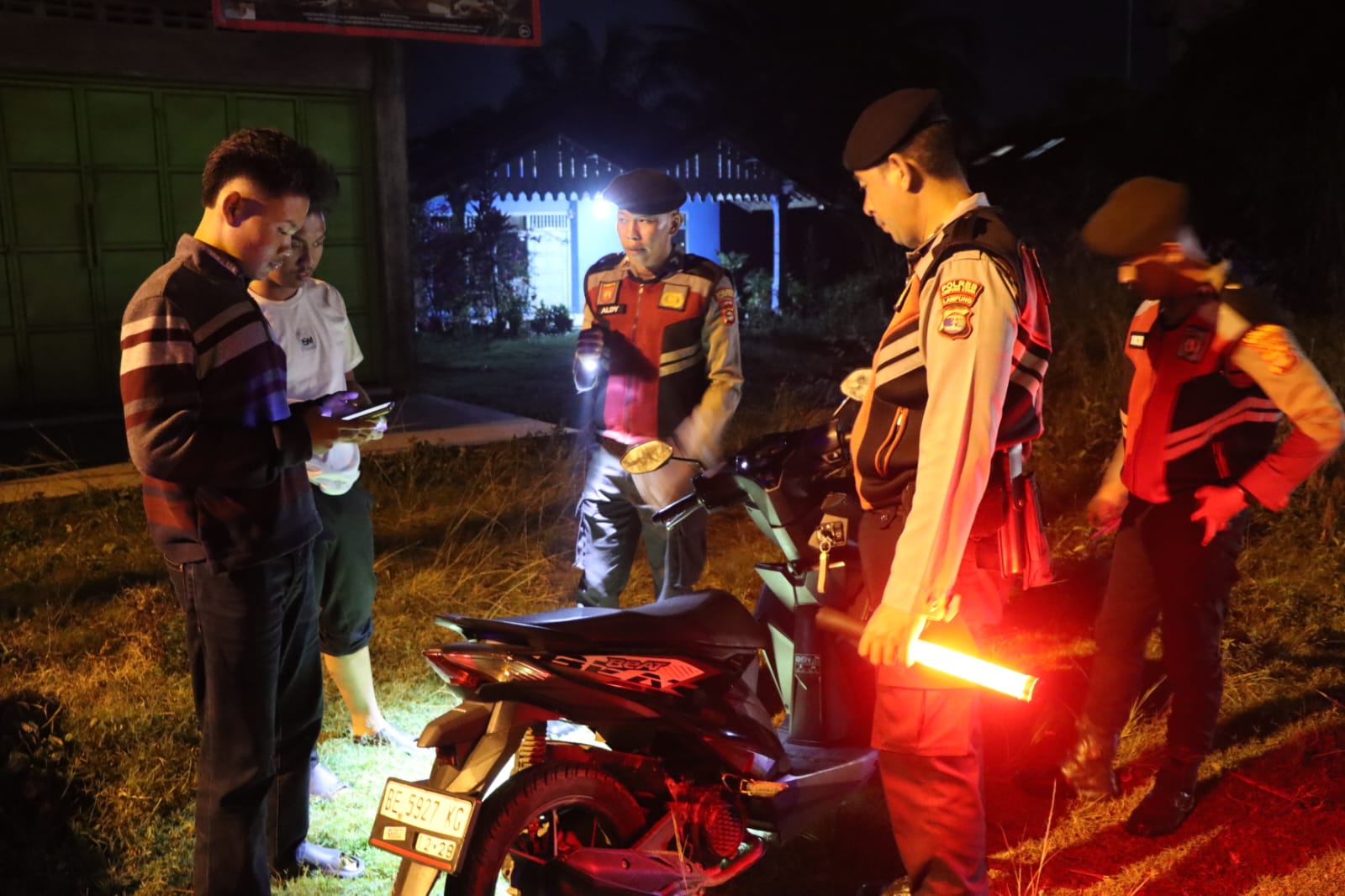 Razia Malam Minggu Bersama TNI, Polres Lampung Utara Amankan 12 Motor Dan 1 Sajam