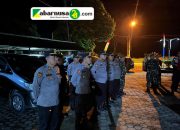 Jaga Kondisi Kamtibmas Jelang Kunker Presiden, Polres Lampung Utara Gelar Patroli Lampung Utara || Kabarnusa24.com- Dalam rangka menjaga situasi keamanan dan ketertiban masyarakat (Kamtibmas) menjelang Kunker Presiden Prabowo Subianto, Polres Lampung Utara bersama TNI melaksanakan kegiatan patroli KRYD, Minggu dini hari, (26/10/25). Kegiatan tersebut diawali dengan apel persiapan yang berlangsung di halaman Polsek Kotabumi Utara yang di pimpin oleh Kabag Ops Polres Lampung Utara Kompol Firmansyah. Kapolres Lampung Utara AKBP Deddy Kurniawan melalui Kabag Ops Kompol Firmansyah menjelaskan, sasaran kegitan meliputi lokasi rawan tindak pidana seperti pencurian, perkelahian, dan balapan liar. Pengendara kendaraan bermotor yang tidak melengkapi surat-surat dan kelompok masyarakat yang beraktivitas hingga larut malam. "Patroli gabungan ini sebagai deteksi dini terhadap potensi gangguan keamanan menjelang kedatangam Presiden Prabowo Subianto di Lampung Utara," ujarnya. Selama kegiatan berlangsung, situasi kamtibmas terpantau aman dan kondusif. Tidak ditemukan adanya kelompok masyarakat yang melakukan aktivitas mencurigakan maupun tindakan yang berpotensi mengganggu keamanan. "Kegiatan KRYD ini menjadi bagian dari upaya Polres Lampung Utara untuk memastikan situasi keamanan tetap kondusif dan masyarakat merasa aman dalam menyambut momentum nasional," katanya. (Ris/Arson)