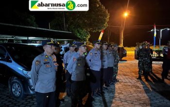 Jaga Kondisi Kamtibmas Jelang Kunker Presiden, Polres Lampung Utara Gelar Patroli   Lampung Utara || Kabarnusa24.com- Dalam rangka menjaga situasi keamanan dan ketertiban masyarakat (Kamtibmas) menjelang Kunker Presiden Prabowo Subianto, Polres Lampung Utara bersama TNI melaksanakan kegiatan patroli KRYD, Minggu dini hari, (26/10/25).  Kegiatan tersebut diawali dengan apel persiapan yang berlangsung di halaman Polsek Kotabumi Utara yang di pimpin oleh Kabag Ops Polres Lampung Utara Kompol Firmansyah.   Kapolres Lampung Utara AKBP Deddy Kurniawan melalui Kabag Ops Kompol Firmansyah menjelaskan, sasaran kegitan meliputi lokasi rawan tindak pidana seperti pencurian, perkelahian, dan balapan liar. Pengendara kendaraan bermotor yang tidak melengkapi surat-surat dan kelompok masyarakat yang beraktivitas hingga larut malam.   “Patroli gabungan ini sebagai deteksi dini terhadap potensi gangguan keamanan menjelang kedatangam Presiden Prabowo Subianto di Lampung Utara,” ujarnya.   Selama kegiatan berlangsung, situasi kamtibmas terpantau aman dan kondusif. Tidak ditemukan adanya kelompok masyarakat yang melakukan aktivitas mencurigakan maupun tindakan yang berpotensi mengganggu keamanan.   “Kegiatan KRYD ini menjadi bagian dari upaya Polres Lampung Utara untuk memastikan situasi keamanan tetap kondusif dan masyarakat merasa aman dalam menyambut momentum nasional,” katanya. (Ris/Arson)