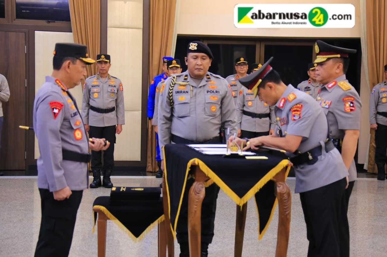 Kapolri Pimpin Sertijab, Kapolda Lampung Irjen Pol Helmy Santika Serahkan Tongkat Komando Kepada Irjen Pol Helfi Assegaf *