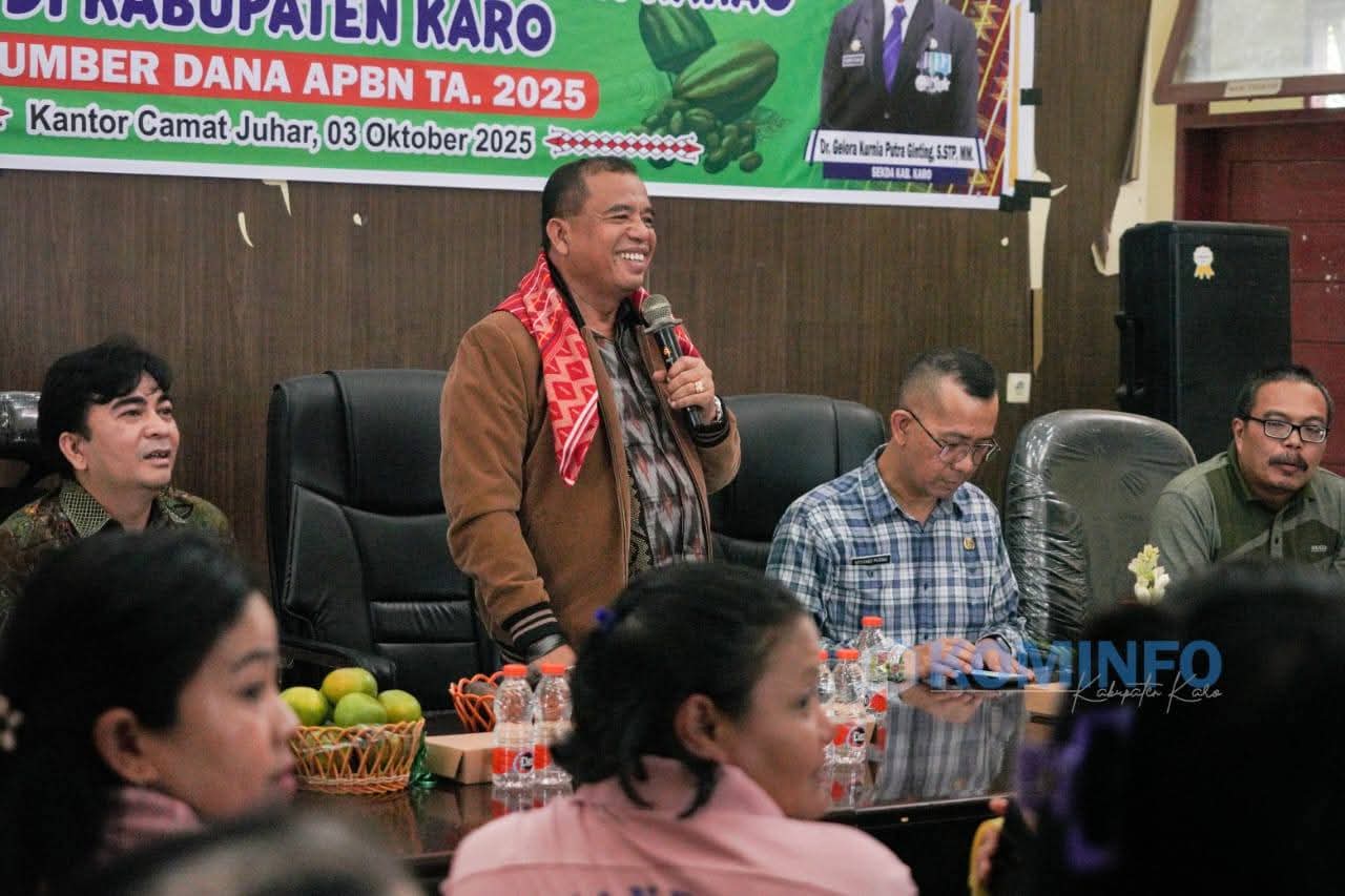 Bupati Karo Serahkan 100 Ribu Batang Benih Kakao kepada Kelompok Tani