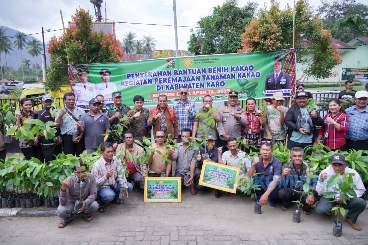 Bupati Karo Serahkan 100 Ribu Batang Benih Kakao kepada Kelompok Tani Bupati Karo Serahkan 100 Ribu Batang Benih Kakao kepada Kelompok Tani