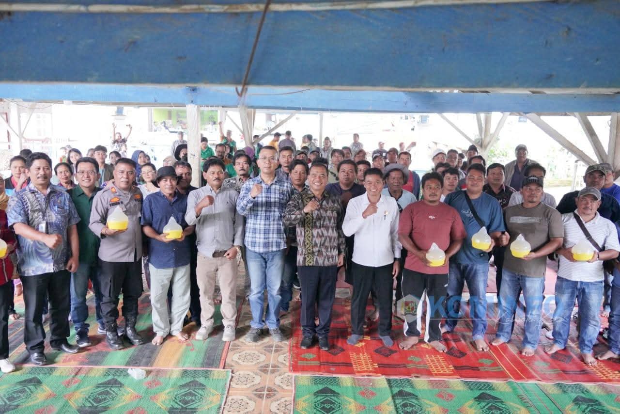 Bupati Karo Serahkan Bantuan Perangkap dan Atraktan Hama Lalat Buah Jeruk kepada Kelompok Tani di Liang Melas Datas Bupati Karo Serahkan Bantuan Perangkap dan Atraktan Hama Lalat Buah Jeruk kepada Kelompok Tani di Liang Melas Datas