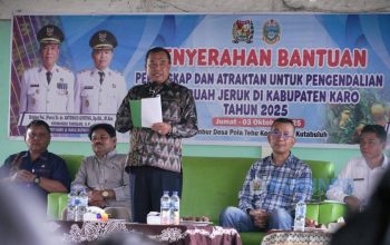 Bupati Karo Serahkan Bantuan Perangkap dan Atraktan Hama Lalat Buah Jeruk kepada Kelompok Tani di Liang Melas Datas