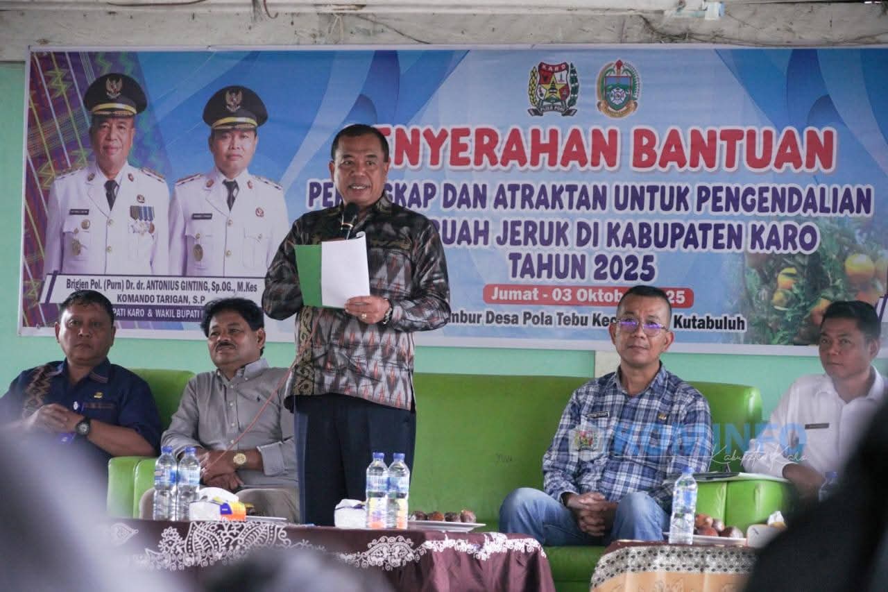 Bupati Karo Serahkan Bantuan Perangkap dan Atraktan Hama Lalat Buah Jeruk kepada Kelompok Tani di Liang Melas Datas