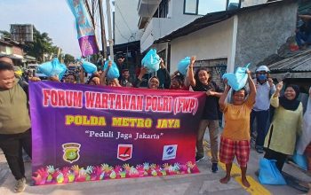 Forum Wartawan Polri Polda Metro Sebar Ratusan Paket Bansos di Jakarta Forum Wartawan Polri Polda Metro Sebar Ratusan Paket Bansos di Jakarta