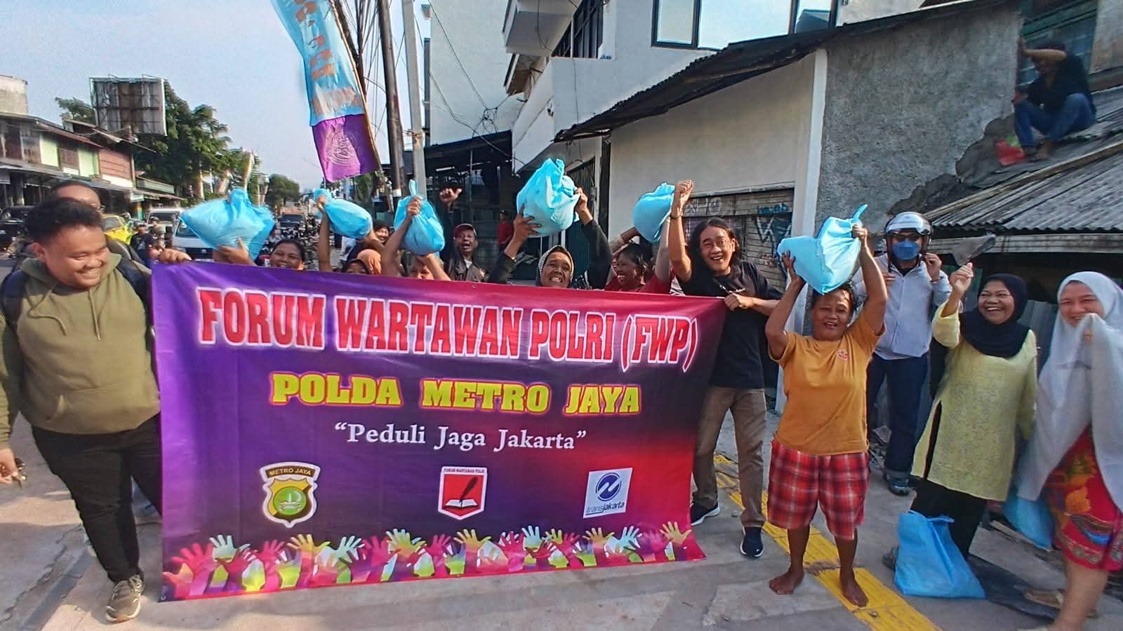 Forum Wartawan Polri Polda Metro Sebar Ratusan Paket Bansos di Jakarta