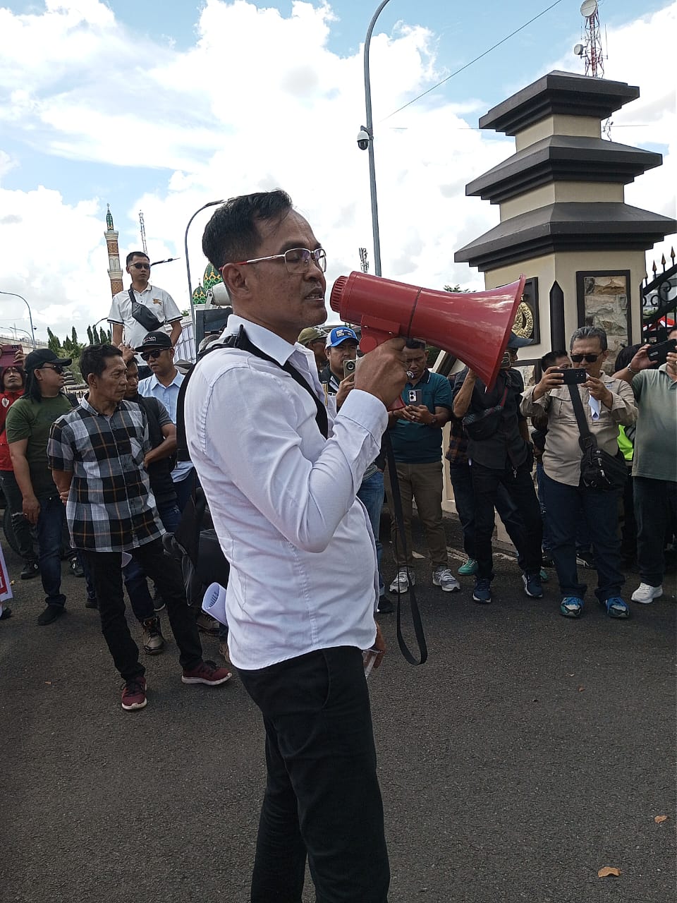 POSE RI Aksi Damai di Polda Sumsel Minta Kapolda Usut Tuntas Kasus Kebakaran Sumur dan Penyulingan Minyak Ilegal Keluang